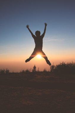 Günbatımında adam atlar.