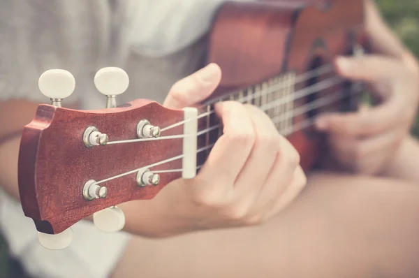 Hand playing guitar — Stock Photo, Image