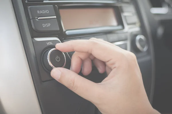 Regulacja ręczna fm przycisk radiowy w panelu samochodowym. — Zdjęcie stockowe