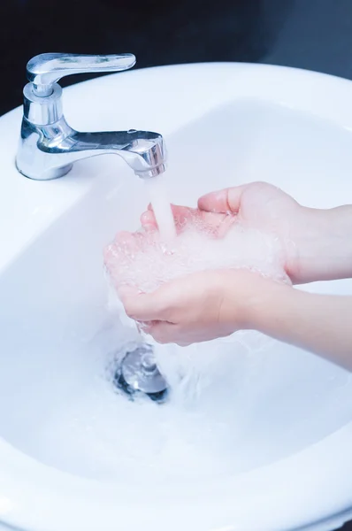 Lavarse las manos bajo el agua corriente del grifo — Foto de Stock