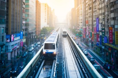Taipei kenti metro ile tren yaklaşan istasyonu.