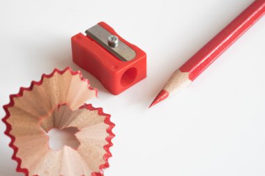 renkli kalemle kalemtıraş.