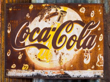 Grunge paslı retro vintage Coca-Cola metal tahta işaret.