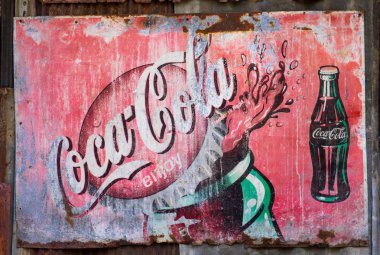 Grunge paslı retro vintage Coca-Cola metal tahta işaret.