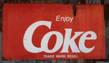Grunge paslı retro vintage Coca-Cola metal tahta işaret.