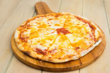 Klasik peynirli pizza.