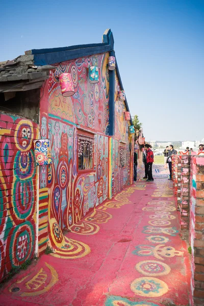 Rainbow by, färgglad graffiti målade på väggen i Taichung. — Stockfoto