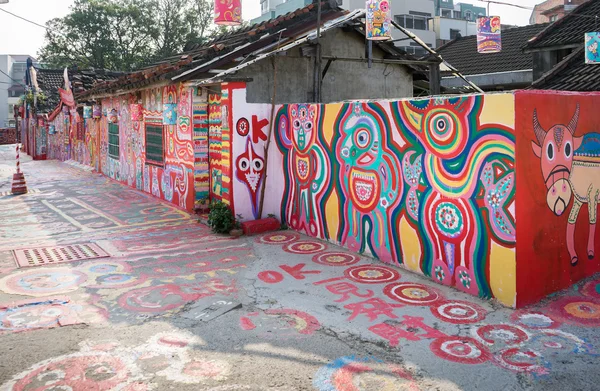 Regenbogendorf, die bunten Graffiti an der Wand in Taichung. — Stockfoto