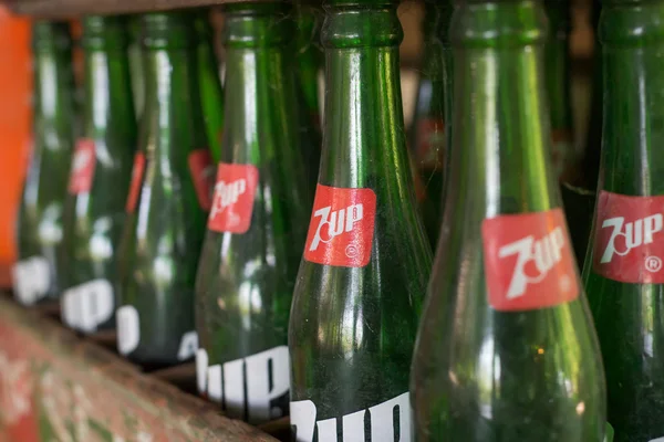 Vecchia bottiglia di vetro 7up . — Foto Stock