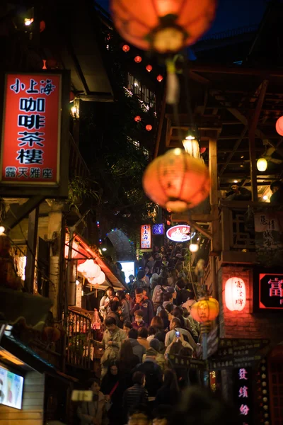 Menigte aan de oude stad Jiufen bergop street. — Stockfoto