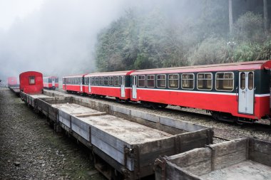 Kırmızı tren demiryolu.