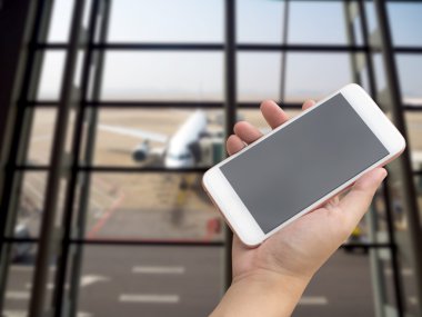 Havaalanı gate civarındaki Smartphone kullanarak ele.