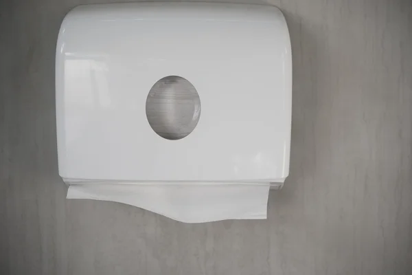 Caja de papel higiénico en la pared de cemento . —  Fotos de Stock