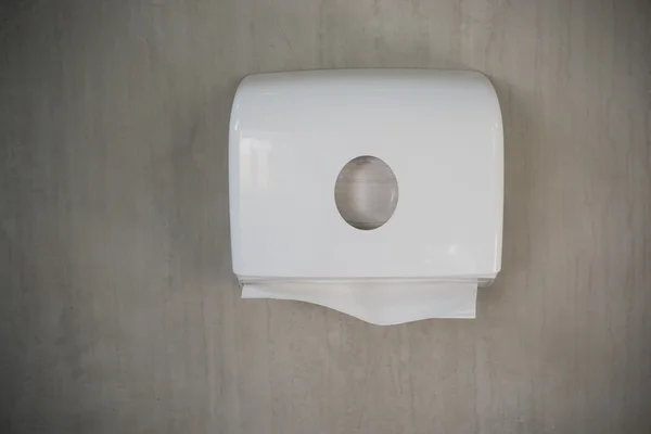 Cutie de hârtie igienică pe perete de ciment . — Fotografie, imagine de stoc