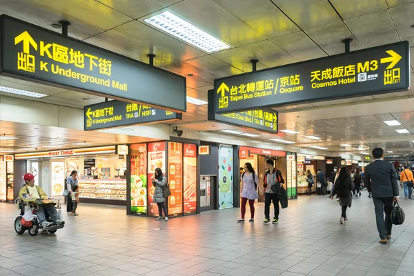 Taipei Station is the main transportation hub for both the city — Stock Photo, Image