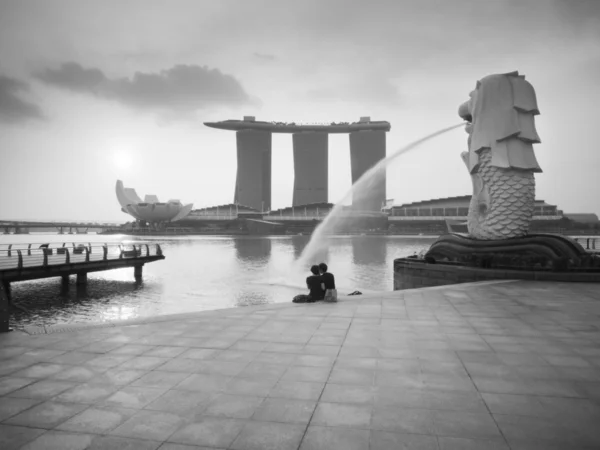 Couple sitting relax in the morning at Merlion Park — Stock Photo, Image