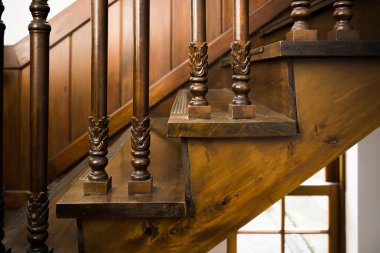 Antika ahşap merdiven