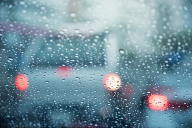 Yağmurlu bir gün trafikte yol bulanık bakış