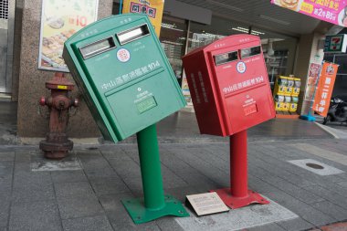 Postboxes Zhongshan District, Taipei yaslanmış.