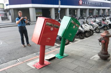 Postboxes Zhongshan District, Taipei yaslanmış.