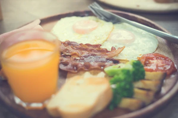 Yumurta ve pastırma sağlıklı kahvaltı için. — Stok fotoğraf