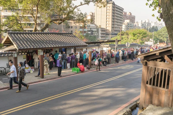 Les gens faisant la queue devant la salle de bain publique tôt le matin . — Photo