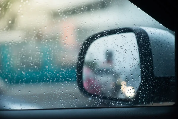 Vista turva do tráfego rodoviário em dias chuvosos — Fotografia de Stock