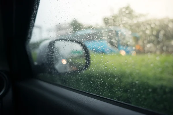 Zaburzenia widzenia ruchu drogowego w deszczowy dzień — Zdjęcie stockowe