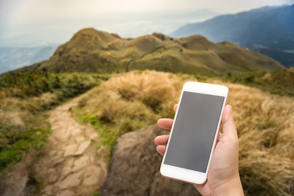 Ręcznie przy użyciu smartfona w mountain view — Zdjęcie stockowe