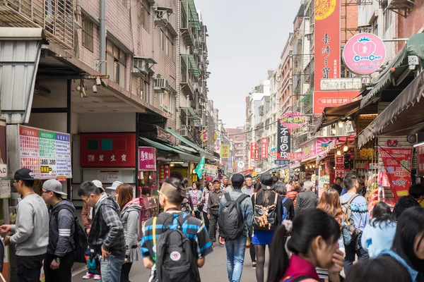 Gli acquirenti a piedi attraverso Danshui zona pedonale dello shopping . — Foto Stock