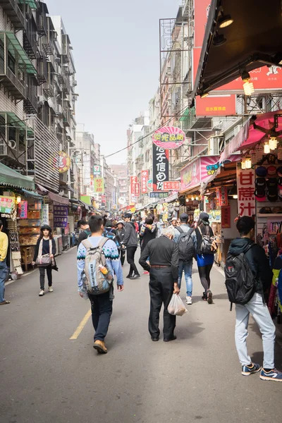 Compradores caminando por Danshui Zona comercial peatonal . — Foto de Stock