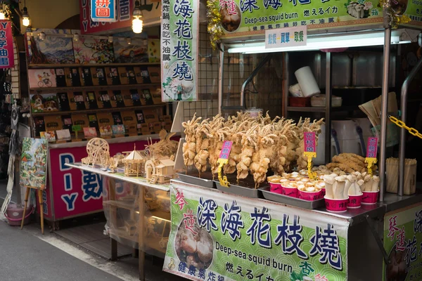 Calamar d'eau profonde frit sur la rue piétonne de Danshui . — Photo