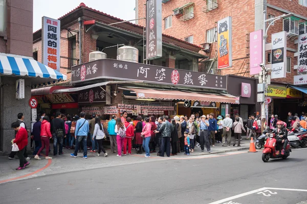 Many cutomer waiting for buy Tamsui Iron Egg from famous shop. — Stock Photo, Image