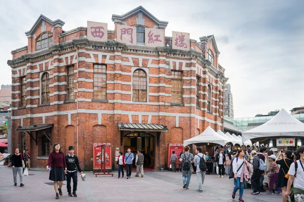 Mucha gente frente al Teatro Red House — Foto de Stock