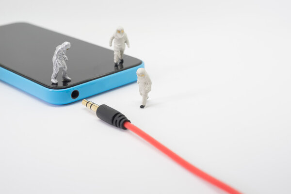 Специалист ищет на мобильный телефон или смартфон с удаленным au
