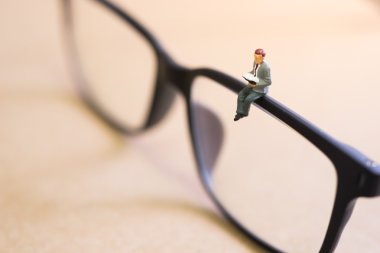 Kitap okuyan bir iş adamı