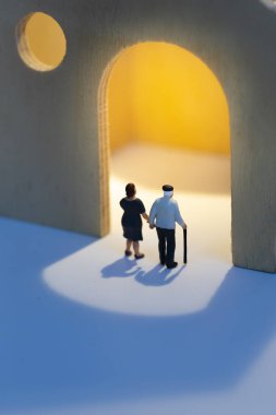 Sıcak ev kavramında yaşlı bir çift.