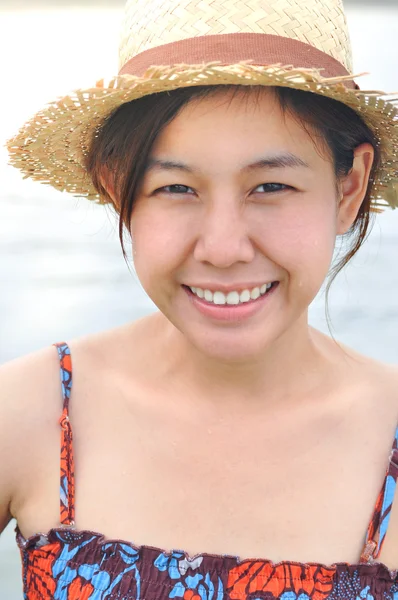 Playa mujer de vacaciones en el sol sonriendo feliz en las vacaciones de verano en — Foto de Stock