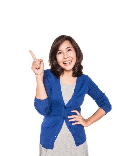 Mujer sonriendo apuntando hacia arriba mostrando espacio de copia . —  Fotos de Stock