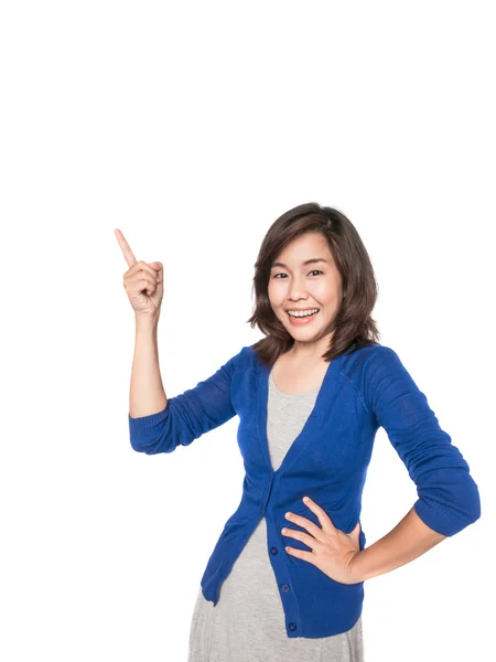 Mujer sonriendo apuntando hacia arriba mostrando espacio de copia . — Foto de Stock