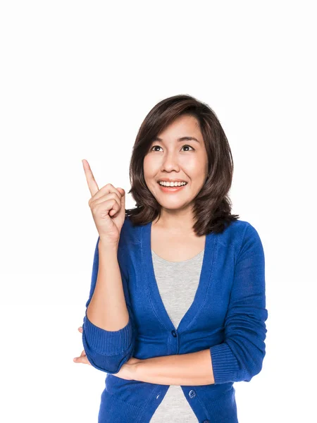 Mujer sonriendo apuntando hacia arriba mostrando espacio de copia . —  Fotos de Stock