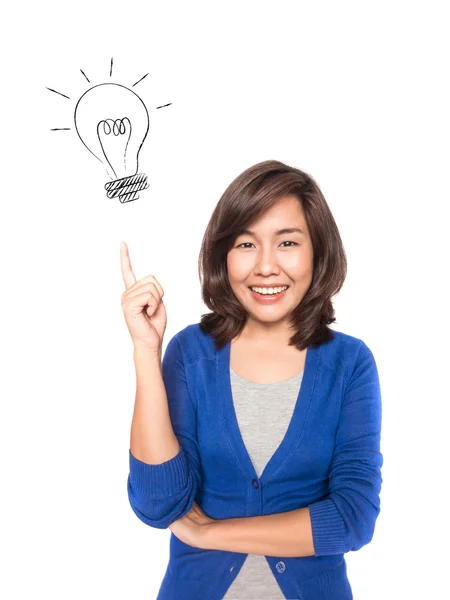 Mujer sonriendo apuntando hacia arriba mostrando idea de bombilla de garabato . —  Fotos de Stock