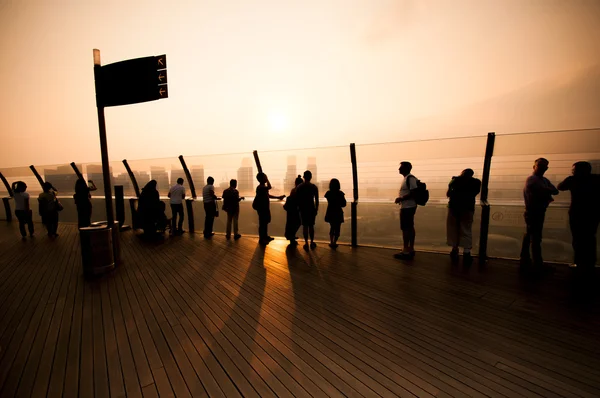 Turist på översta däck Marina Bay Sands — Stockfoto