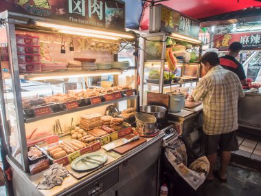Chinatown Caddesi restoranında yöresel yemekler