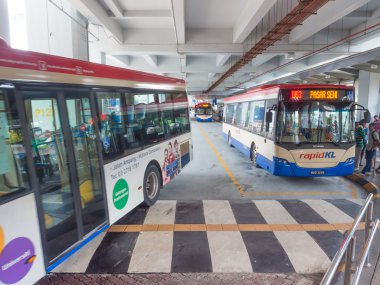 Ulaşımda otobüs Pasar Seni Lrt istasyonu