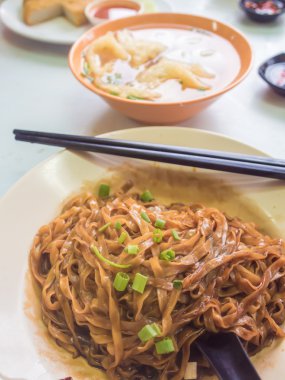 Derin yağda kızartılmış bana balık topu çorbası.