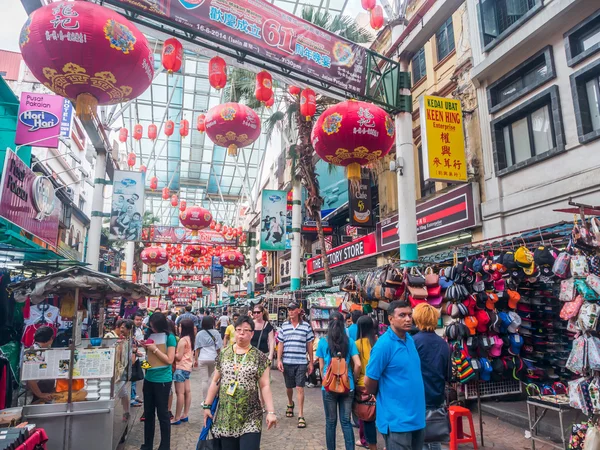 La gente cammina attraverso una trafficata città della Cina a Petaling Street, Malesi — Foto Stock