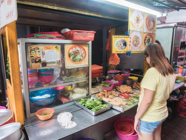 Menschen, die in der Straße von Chinatown in Malaysia Lebensmittel kaufen. — Stockfoto