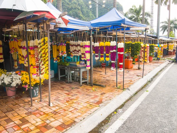 Commerçants vendant des guirlandes de fleurs — Photo