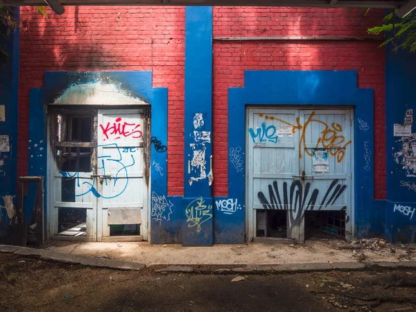 放棄された建物の壁に落書き — ストック写真